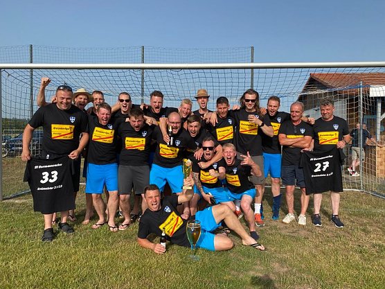 Die Kicker aus Herrmannsacker feierten ihren Aufstieg in die Kreisoberliga (Foto: Frank Seiler)