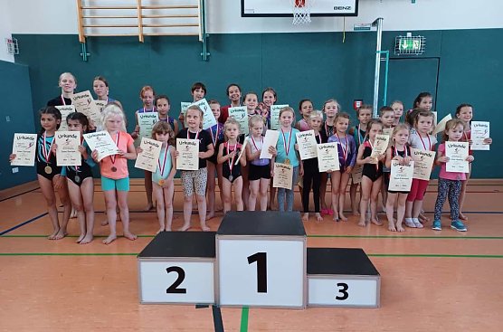 Zur Siegerehrung konnte sich jede Turnerin und jeder Turner &uuml;ber eine Medaille freuen und stolz  ihre Urkunde hoch halten. (Foto: privat/TSV)