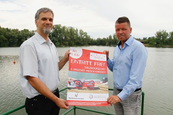 v.l.: Oberb&uuml;rgermeister Kai Buchmann und Badehaus-Chef Jens Eisenschmidt haben heute die Sommeraktion vorgestellt (Foto: agl)