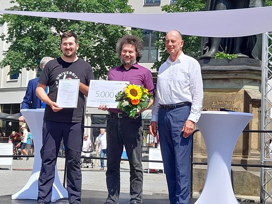 Christoph Schmidt und Prof. Viktor Wesselak nehmen f&uuml;r das in.RET den Preis vom Th&uuml;ringer Wirtschaftsminister Wolfgang Tiefensee entgegen (Foto: Michaela Wesselak)