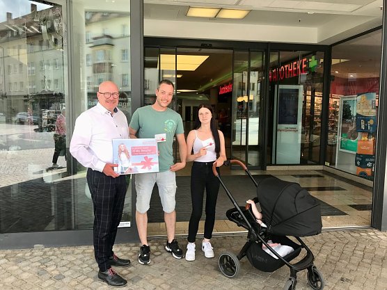 Centermanager Torsten Pietzsch &uuml;berrascht Michael La&szlig;mann in Begleitung von Sarah Kellner und T&ouml;chterchen Mira. (Foto: Centermanagement)