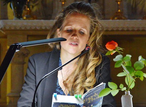 Julia Nachtmann liest zu abendlicher Stunde im Nordh&auml;user Tabakspeicher (Foto: Mordsharz-Festival)