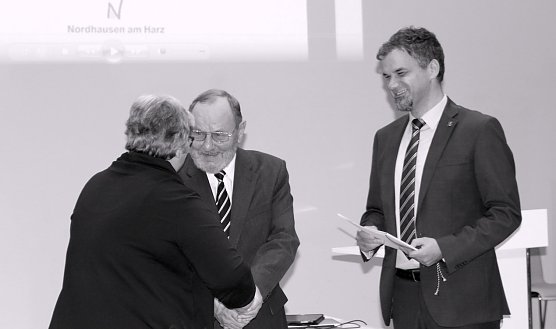 Dr. Manfred Schr&ouml;ter bei der Ehrung im Ratssaal 2019  (Foto: Eva Maria Wiegand)