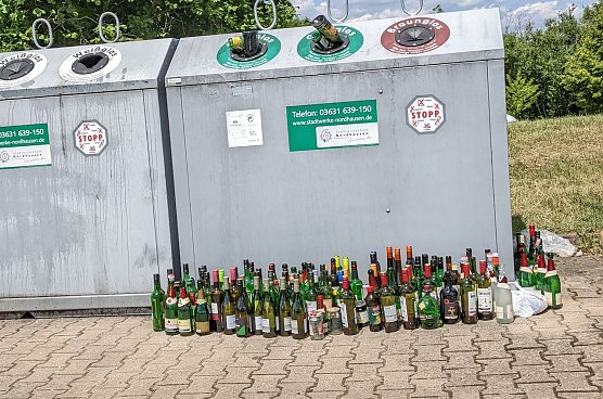 Glascontainer im Stadtgebiet: wer hat denn hier gefeiert? (Foto: U. Hornemann) Glascontainer im Stadtgebiet: wer hat denn hier gefeiert? (Foto: U. Hornemann)