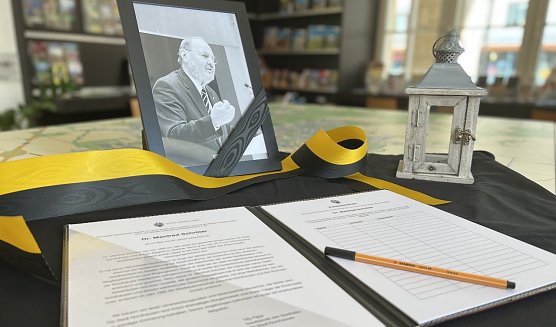 Kondolenzbuch in der Stadt-Information am Markt (Foto: Stadtverwaltung Nordhausen ) Kondolenzbuch in der Stadt-Information am Markt (Foto: Stadtverwaltung Nordhausen )