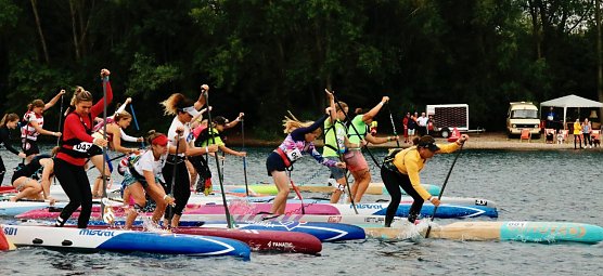 Start der Damen beim EVN SUP-Cup auf dem Sundhäuser See (Foto: agl) Start der Damen beim EVN SUP-Cup auf dem Sundhäuser See (Foto: agl)