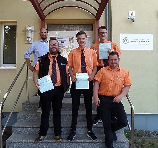 Markus Schraps, Betriebsleiter Busverkehr (hinten links) und Marco Wei&szlig;kopf, Ausbilder (vorne rechts) gratulierten Marcel Berger; Marvin Sonnenberg und Yannik Stilzebach (v. l. n. r.) zur bestandenen Pr&uuml;fung (Foto: Hartmut Zech/Stadtwerke Nordhausen)