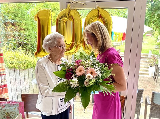 Glückwünsche zum 100. Geburtstag (Foto: Stadtverwaltung Nordhausen) Glückwünsche zum 100. Geburtstag (Foto: Stadtverwaltung Nordhausen)