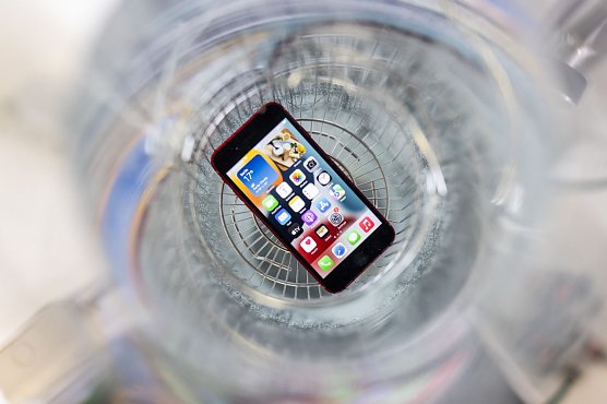 Smartphone im Tauchtest (Foto: Stiftung Warentest) Smartphone im Tauchtest (Foto: Stiftung Warentest)