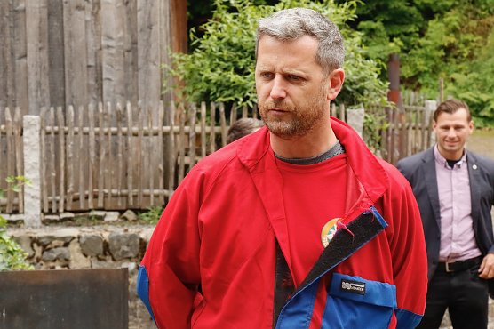 Dr. Hoy erkl&auml;rte Organisation und Einsatzwesen bei der Bergrettung (Foto: agl)