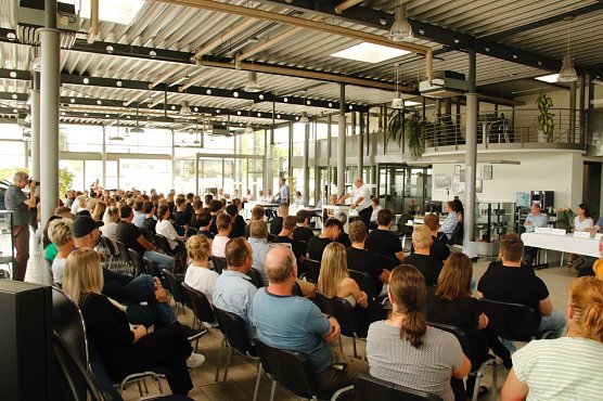 Eingeladen waren in guter Tradition nicht nur die Auszubildenden, sondern auch die Elternh&auml;user (Foto: agl)