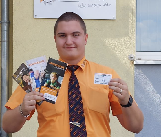  Bildunterschrift: Philip Ehrhardt, Auszubildender bei den Nordh&auml;user Verkehrsbetrieben, h&auml;lt Informationen zur Jahreskarte bereit (Foto: Franziska Bernsdorf, Verkehrsbetriebe)