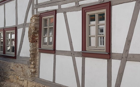 Sind die herausragenden Holzbalken der Beweis f&uuml;r die fr&uuml;here Mikwe? (Foto: Michael Lotsch)