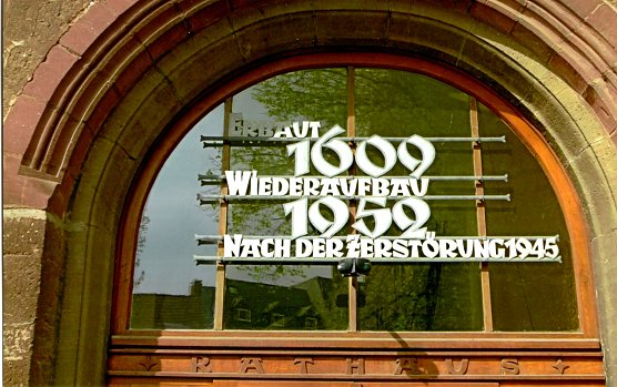 Die Eingangst&uuml;r am Alten Rathaus weist auf den Wiederaufbau hin (Foto: Heidelore Kneffel)