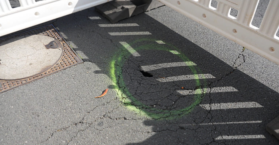 Gro&szlig; war das Loch in der Kyffh&auml;userstra&szlig;e nicht, doch man lie&szlig; in Anbetracht der Geologie rund um Nordhausen lieber Vorsicht walten (Foto: Sven Tetzel)