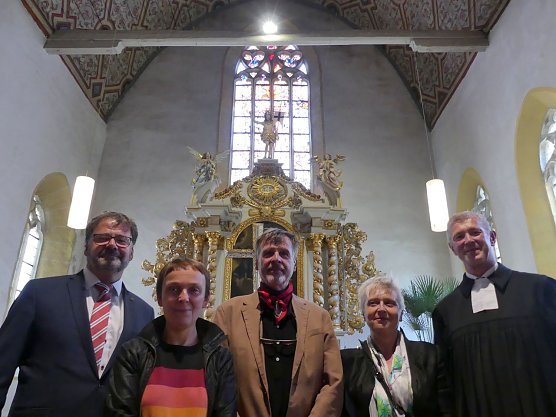Landgemeindeb&uuml;rgermeister Frank Rostek, Aleksandra Szafiejew, Thomas Kuzio, Kirchbaureferentin Brunhilde Stolze, Dr. Christoph Maletz (Foto: Evangelischer Kirchenkreis S&uuml;dharz)