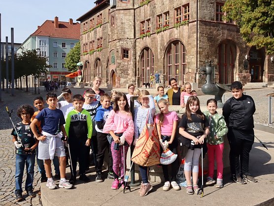 Klasse 4c der Staatlichen Grundschule Bertolt Brecht beim M&uuml;llsammeln in der Innenstadt (Foto: Stadtverwaltung Nordhausen)