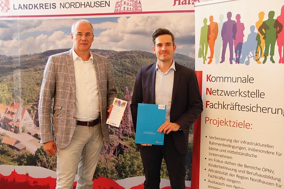 Fachkr&auml;ftesicherung "unabdingbar wichtig": Landrat Matthias Jendricke und Alexander Reus von der ThAFF (Foto: agl)