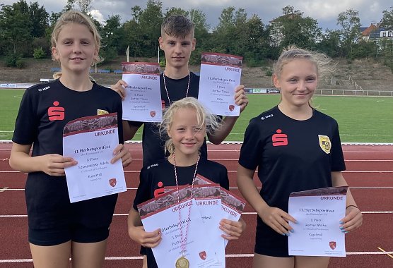 Erfolgreiche Nachwuchsathleten des LV Altstadt 98 (Foto: K.Rotter) Erfolgreiche Nachwuchsathleten des LV Altstadt 98 (Foto: K.Rotter)