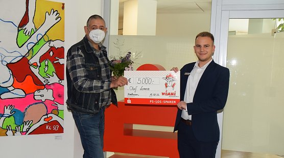 Symbolischen Scheck &uuml;bergeben (Foto: KSK)