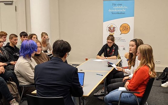 Herder-Gymnasiasten debattierten in Leipzig mit einer Konsulin (Foto: H.Roeder)