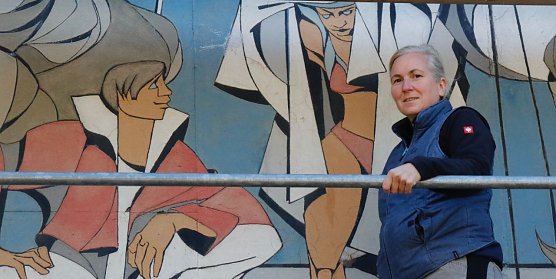 Restauratorin Suzy Hesse arbeitet am gro&szlig;en Wandbild in der Sangerh&auml;user Stra&szlig;e (Foto: agl)