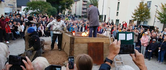 Den seltenen, &ouml;ffentlichen Guss einer Kirchenglocke konnte man heute vor der Blasii-Kirche verfolgen (Foto: agl)