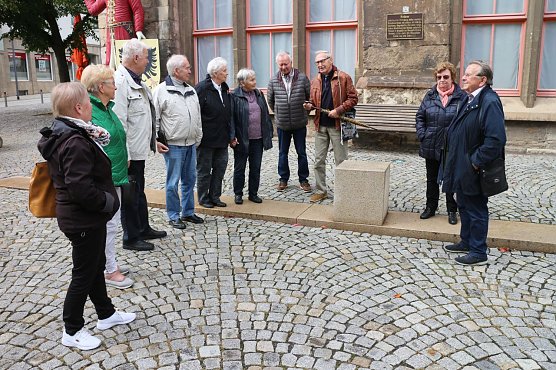 Kurzweiliger Rundgang mit Heinz Degner (Foto: W. Dornemann)