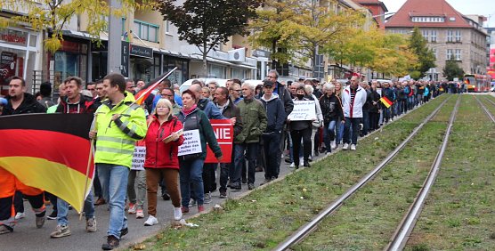 Die gesamte Rautenstra&szlig;e bis fast zum Bahnhof hinunter verlief der Demonstrationszug heute Abend (Foto: oas)