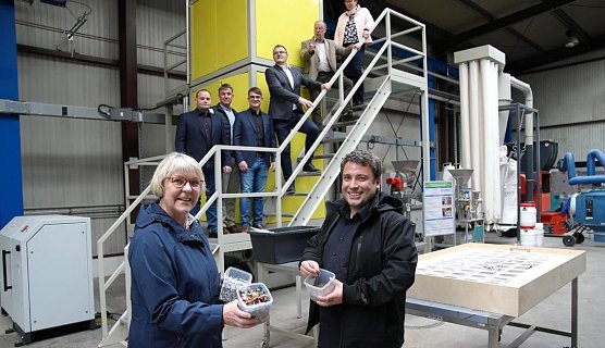 Die Sondersh&auml;user K-UTEC spendete dem Innovationszentrum f&uuml;r Wertstoffe (ThIWert) einen elektrostatischen Freifallscheider.  (Foto: T.Berg)