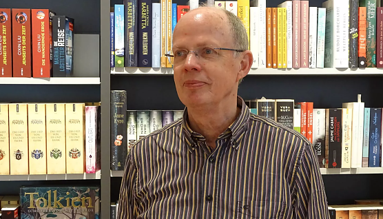 Dietrich Rose inmitten seiner geliebten B&uuml;cher (Foto: privat)