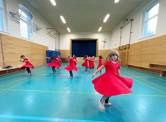 Die "Tanzkinder" der evangelischen Grundschulen freuten sich &uuml;ber ihre neuen Kleider (Foto: Evangelische Grundschule Nordhausen)