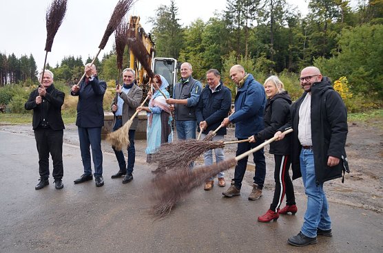 Einweihung mit Hexenbesen (Foto: C. Wilhelm)