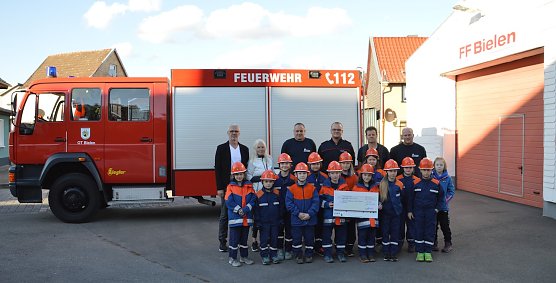 Unterst&uuml;tzung f&uuml;r Bekleidung (Foto: Jugendfeuerwehr Bielen)