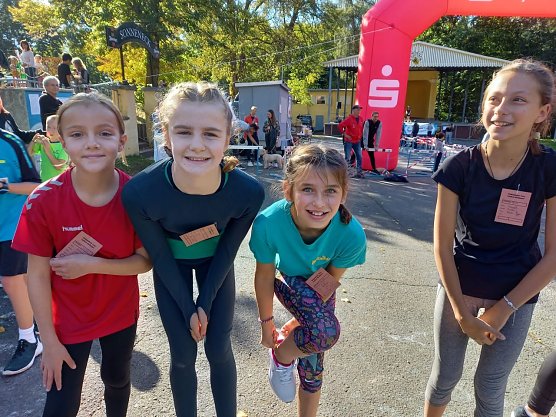 Blitzschnell beim Kreiscrosslauf - die Gymnasiasten des Schiller-Gymnasiums (Foto: Hans-Philipp Nebelung)