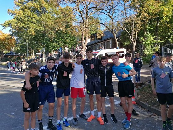 Blitzschnell beim Kreiscrosslauf - die Gymnasiasten des Schiller-Gymnasiums (Foto: Hans-Philipp Nebelung)