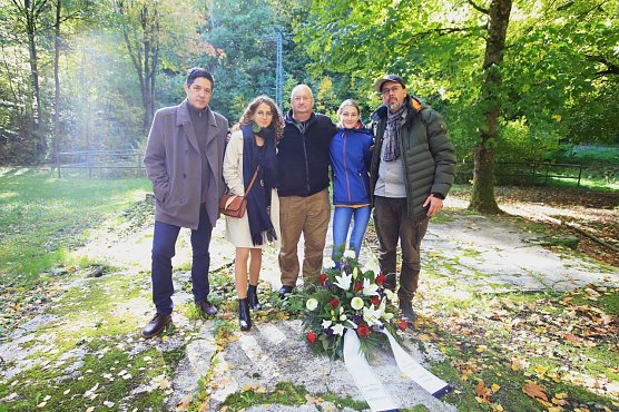 Filmcrew und Unterst&uuml;tzer kehrten gestern an die Gedenkst&auml;tte f&uuml;r eine Kranzniederlegung zur&uuml;ck (Foto: S. Dietzel)