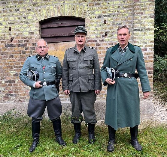 Joachim Mäder (Mitte) fährt seinen Oldtimer im Film selbst (Foto: H.Rein) Joachim Mäder (Mitte) fährt seinen Oldtimer im Film selbst (Foto: H.Rein)