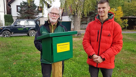 Das Team der Harzer Wandernadel ist viel im Einsatz - hier beim Aufstellen des neuen Kastens in Elende. (Foto: Evangelischer Kirchenkreis S&uuml;dharz)