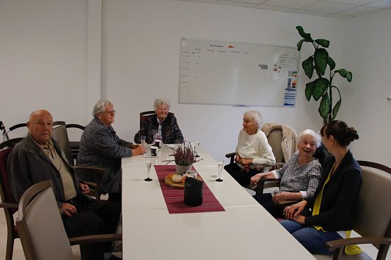 Ein erster Schwatz bei Kaffee und Kuchen (Foto: agl) Ein erster Schwatz bei Kaffee und Kuchen (Foto: agl)