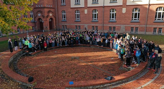 Alle Teilnehmer des Herder-Gymnasiums nach der Auszeichnungsveranstaltung (Foto: H.Roeder) Alle Teilnehmer des Herder-Gymnasiums nach der Auszeichnungsveranstaltung (Foto: H.Roeder)