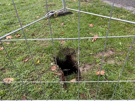 Abgesperrtes Erdloch im Stadtpark (Foto: Stadtverwaltung Nordhausen)
