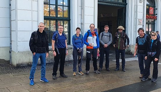 Acht der neun Teilnehmenden des 43. S&uuml;dharz-Hunderters, wenige Sekunden vor dem Start um kurz nach halb Zw&ouml;lf am vergangenen Sonnabend vor dem Nordh&auml;user Bahnhof.  (Foto: B.Schwarzberg)