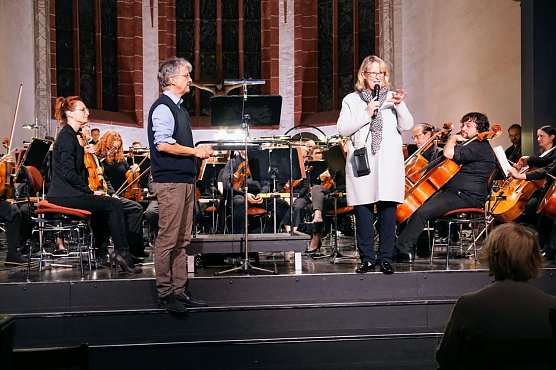  Foto1: SWG-Chefin Inge Klaan und Theaterintendant Daniel Klajner begr&uuml;&szlig;ten die rund 300 G&auml;ste. (Foto: SWG Nordhausen/Susanne Schedwill)
