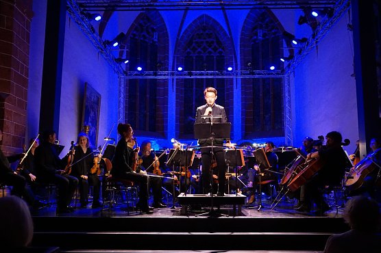 Dirigiert wurde das Orchester von Chenglin Li. (Foto: SWG Nordhausen/Susanne Schedwill)