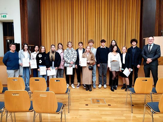  Hochschulpr&auml;sident Prof. Dr. J&ouml;rg Wagner und die Leiterin des Staatlichen Studienkollegs Nordhausen Kathrin Gehrke mit Stipendiatinnen und Stipendiaten  (Foto: Nadine Kathrin Luschnat)