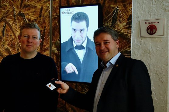 Und noch etwas neues gibt es im Museum: Einzelbesucher werden jetzt auf Bildschirmen von Museumsleiter Thomas M&uuml;ller (rechts)und Schauspieler Thomas Kohl begr&uuml;&szlig;t. Letzterer gibt den Brandherren Joseph Seidel. Die Media-Stationen sind als Teil des "aktiven Museums" in Zusammenarbeit mit Steffen Mund (links) von der Agentur PlusGrad entstanden (Foto: agl)