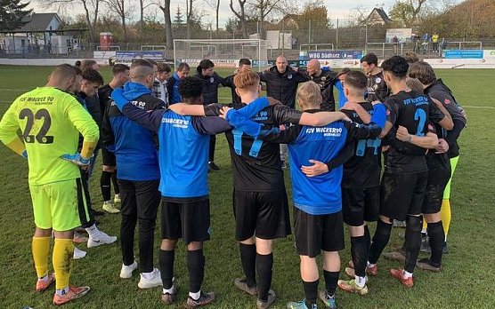 H&auml;ngende K&ouml;pfe bei den Wacker-Spielern nach der Partie (Foto: M.Liedke)