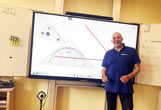 Volker Liebergesell von der Degen GmbH erkl&auml;rt den P&auml;dagogen die Funktionsweise einer digitalen Tafel (Foto: Evangelische Grundschule Nordhausen)