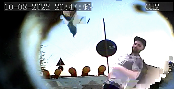 Ein j&uuml;ngerer Mann mit Basecap hat seinem wei&szlig;en Ford Ranger am 10. August Platz verschafft (Foto: Landespolizeiinspektion Nordhausen)